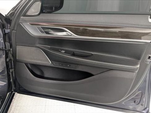 Used 2020 BMW 740i image 22