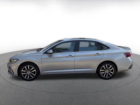 Used 2025 Volkswagen Jetta SE image 9