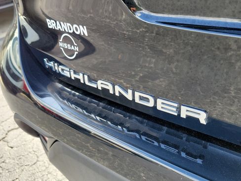 Used 2023 Toyota Highlander LE FWD image 8
