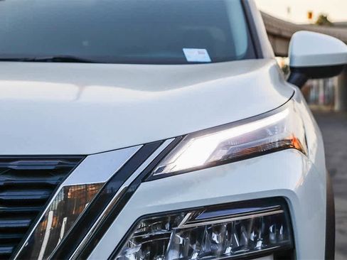 Used 2023 Nissan Rogue SV image 4