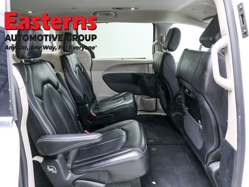 Used 2023 Chrysler Pacifica Touring-L image 24