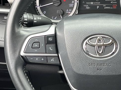 Used 2024 Toyota Highlander LE AWD/4WD image 12