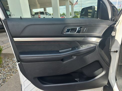 Used 2018 Ford Explorer XLT w/ XLT Appearance Package AWD/4WD image 14