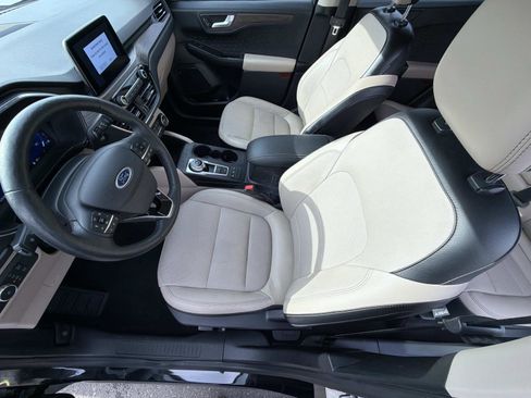 Used 2020 Ford Escape Titanium image 3