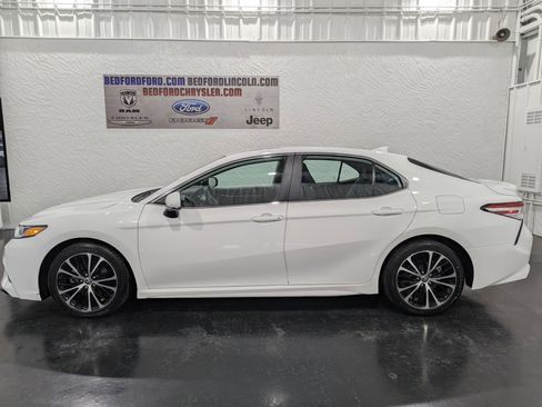 Used 2020 Toyota Camry SE image 2