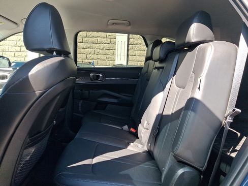 Used 2025 Kia Sorento S image 10