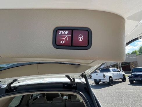 Used 2016 Mercedes-Benz GL 550 4MATIC image 18