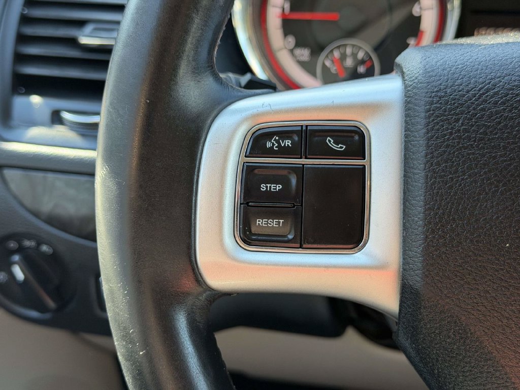 Used 2016 Dodge Grand Caravan SXT w/ UConnect Hands-Free Group FWD image 6