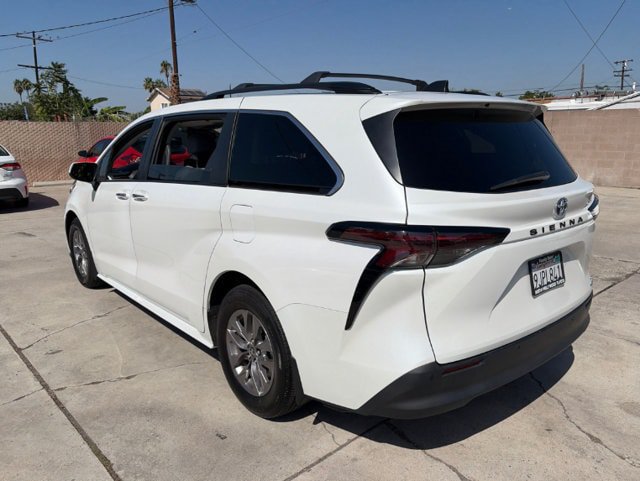 Used 2024 Toyota Sienna XLE w/ XLE Plus Package FWD image 6