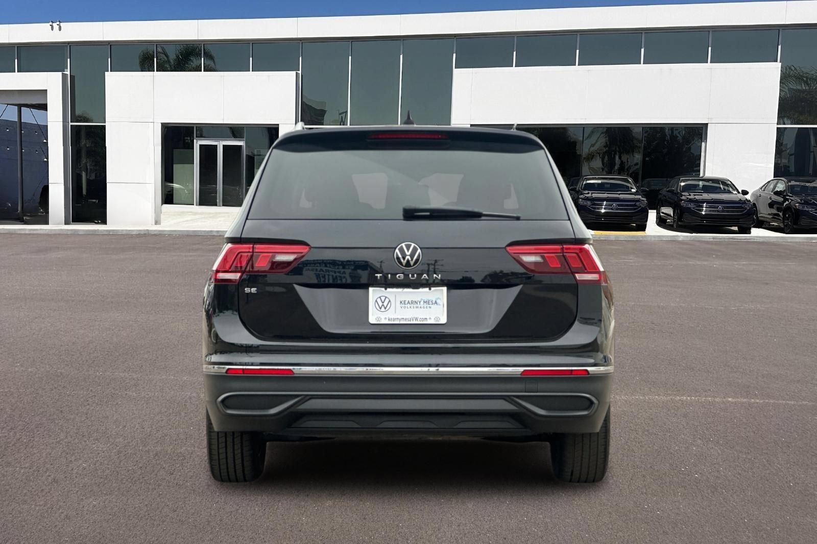 Used 2023 Volkswagen Tiguan SE w/ Panoramic Sunroof Package FWD image 4