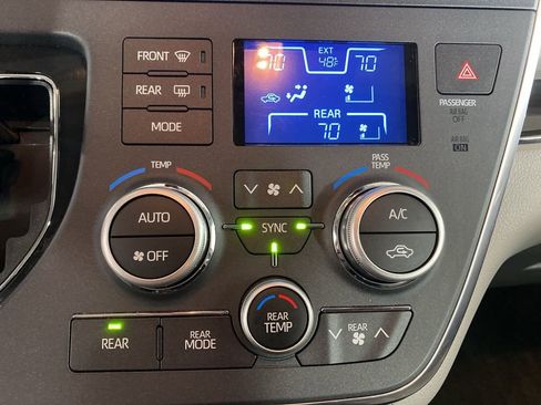 Used 2018 Toyota Sienna XLE w/ XLE Navigation Package image 15