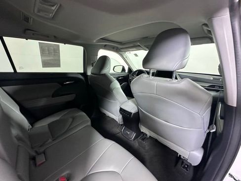 Used 2023 Toyota Highlander XLE AWD/4WD image 13