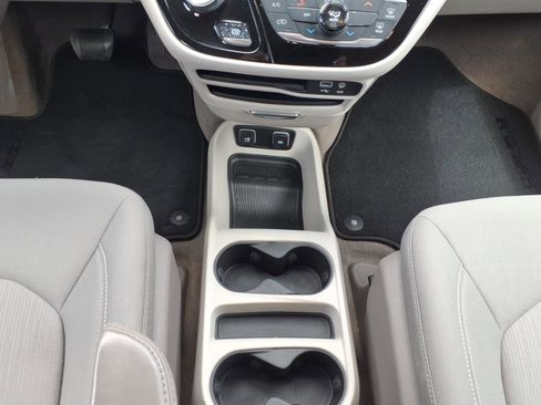 Used 2017 Chrysler Pacifica Touring FWD image 17