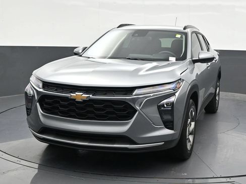 Used 2025 Chevrolet Trax LT FWD image 9
