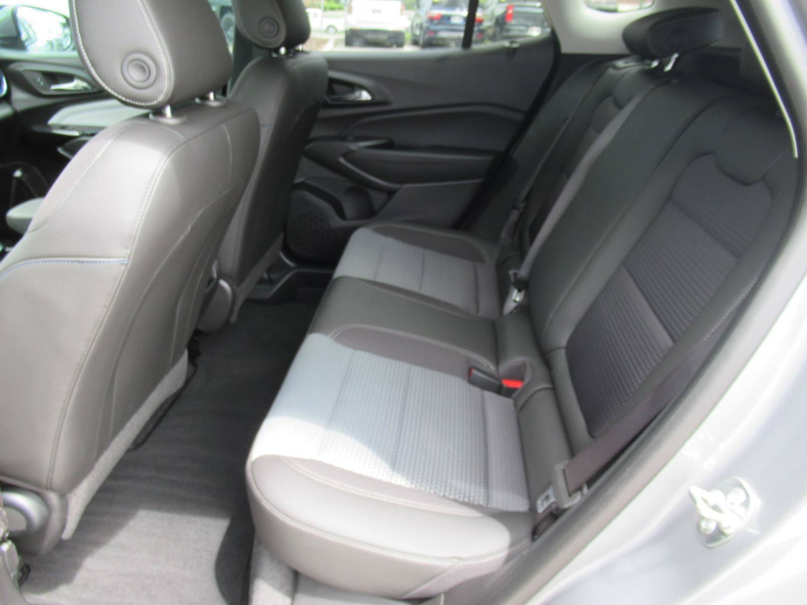 Used 2025 Chevrolet Trax LT w/ Sunroof Package FWD image 37