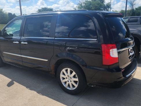 Used 2012 Chrysler Town & Country Touring-L w/ Entertainment Group #2 FWD image 5