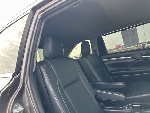 Used 2018 Toyota Highlander Limited w/ Carpet Mat Package (TMS) AWD/4WD image 43