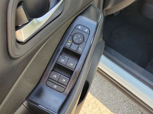 Used 2025 Nissan Rogue SV image 14