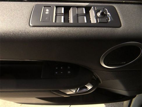 Used 2024 Land Rover Discovery S image 5