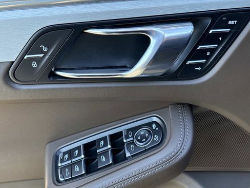 Used 2017 Porsche Macan Turbo image 20