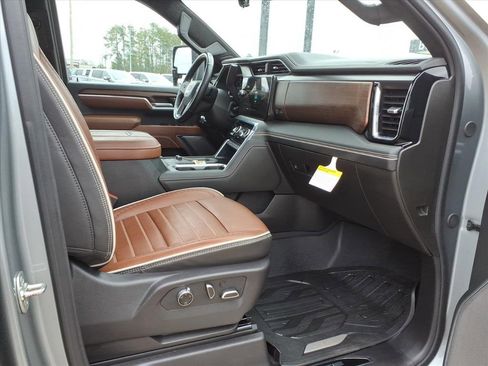 Used 2025 GMC Sierra 2500 Denali Ultimate image 12