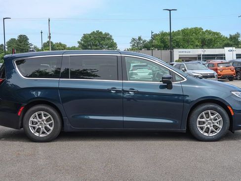 Used 2023 Chrysler Pacifica Touring-L FWD image 8