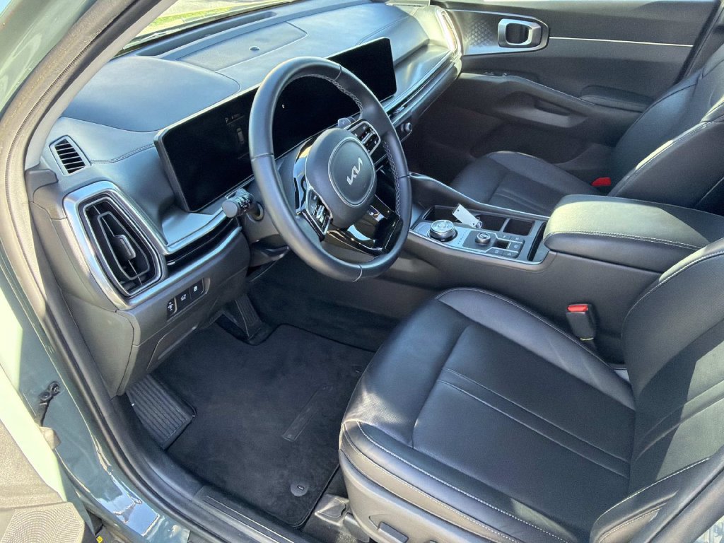 Used 2025 Kia Sorento EX w/ EX Panoramic Sunroof Package FWD image 10