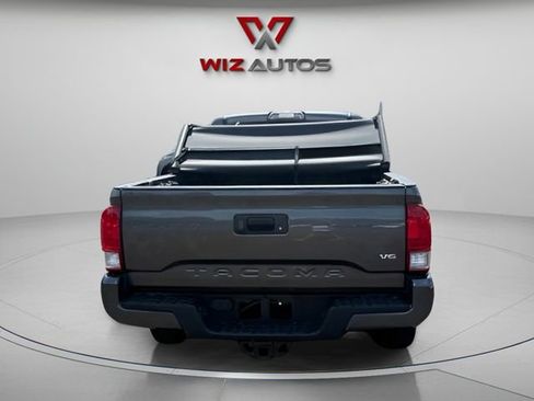 Used 2017 Toyota Tacoma TRD Sport w/ Tow Package AWD/4WD image 4