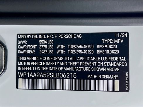 Certified 2025 Porsche Macan Base image 30