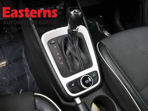 Used 2023 Hyundai Venue Limited image 13