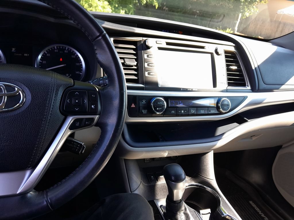 Used 2018 Toyota Highlander XLE AWD/4WD image 19