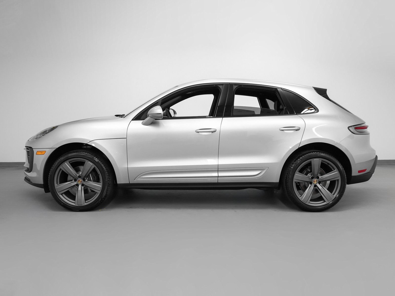 Certified 2025 Porsche Macan AWD/4WD image 2