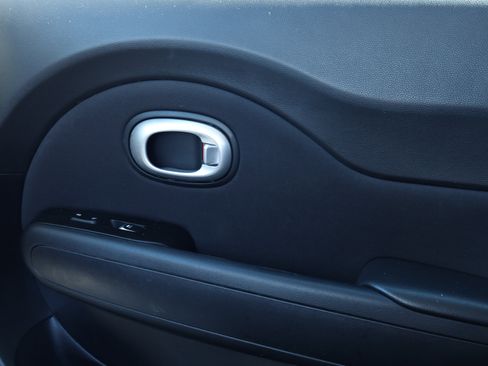 Used 2017 Kia Soul + image 11