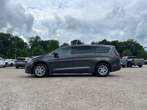 Used 2023 Chrysler Pacifica Touring-L FWD image 16