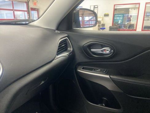 Certified 2022 Jeep Cherokee Latitude Lux w/ Sun & Sound Group image 32