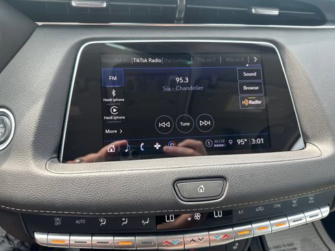 Used 2023 Cadillac XT4 Luxury w/ Cold Weather Package FWD image 15