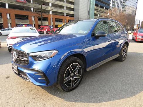 Used 2025 Mercedes-Benz GLC 300 4MATIC image 1