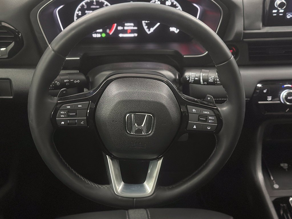 Used 2025 Honda Pilot Touring image 4
