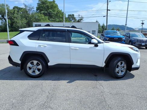 Used 2022 Toyota RAV4 XLE w/ Convenience Package AWD/4WD image 3