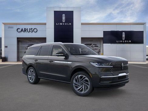 Used 2025 Lincoln Navigator Reserve image 7