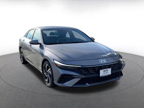 Used 2025 Hyundai Elantra SEL image 1