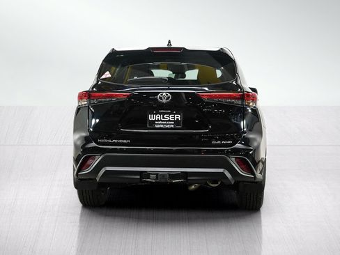 Used 2022 Toyota Highlander XLE AWD/4WD image 4