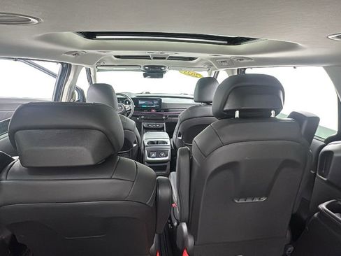 Used 2025 Kia Carnival SX Prestige image 19