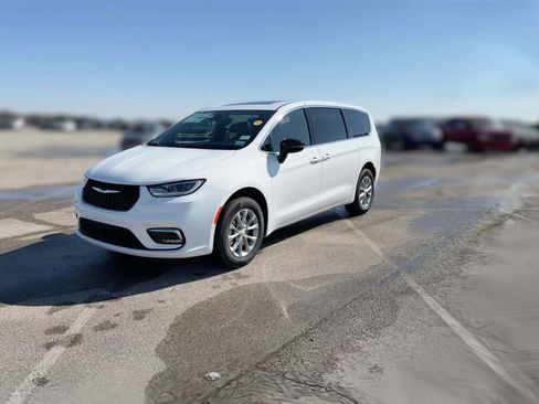 New 2026 Chrysler Pacifica Limited image 4