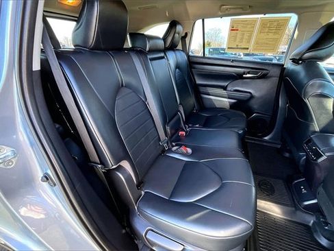 Used 2021 Toyota Highlander XLE image 25