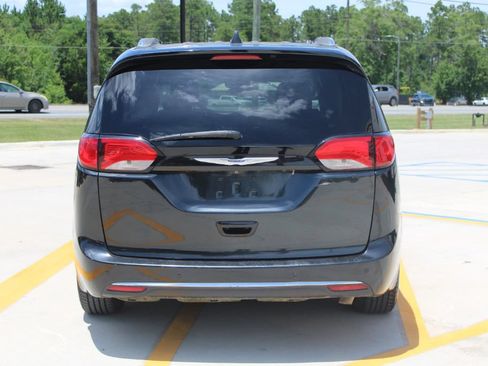Used 2019 Chrysler Pacifica Touring-L FWD image 4