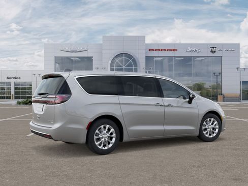 New 2026 Chrysler Pacifica Limited AWD/4WD image 4