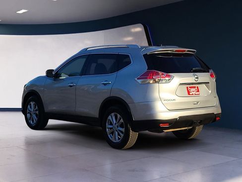 Used 2016 Nissan Rogue SV image 3