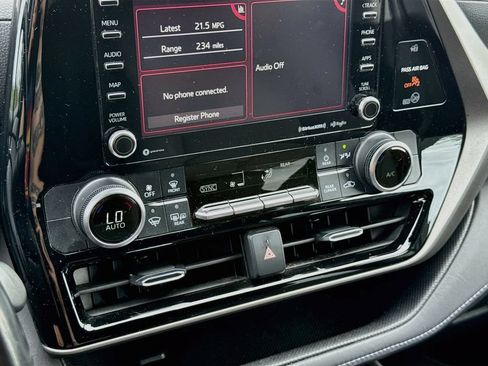 Used 2020 Toyota Highlander LE FWD image 18