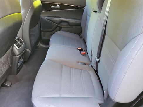 Used 2018 Kia Sorento AWD image 12